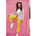 Pearle Maaney Instagram – It’s all about Balancing 🤪 🌸💫 kuttymaamaa Njan njetti maamma 🤓
.
.
.
Click @clintsoman 
Styling @adampallil 
Hair and makeup : Myself 🌸
.
#pearlemaaney #pinkandyellow Bangalore, India