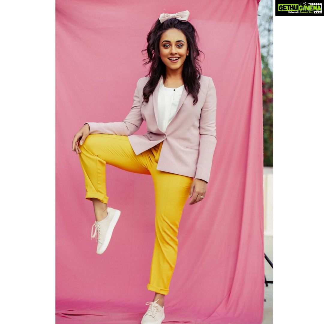 Pearle Maaney Instagram - Itโs all about Balancing ๐คช ๐ธ๐ซ kuttymaamaa Njan njetti maamma ๐ค . . . Click @clintsoman Styling @adampallil Hair and makeup : Myself ๐ธ . #pearlemaaney #pinkandyellow Bangalore, India