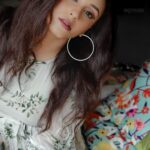 Pearle Maaney Instagram - My earring looks like the loading sign.. but honestly... my life is still loading 😎 😋 I love all of you... and I want to remind you all how precious you are: always believe in urself.. sometime even I feel low and I feel disappointed when things don’t go as plan.. but that’s when I make a cup of coffee for myself.. make myself sit down and think of all the blessings I already have. You are all blessed. Don’t try to be anyone else.. be the best version of urself.. that’s all ❤️🌸 . . . @daisydavidphotography @_daisydavid_ Wearing a 🎁 gift by @meminnsta @shemyofficial Makeup : myself 👩‍🎤 #pearlemaaney #stayingstrong #brightonlife