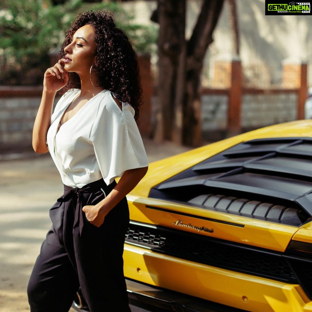 Pearle Maaney Instagram - πΈπ«πΈ . . . Click @clintsoman Styling @adampallil . . . #lamborghini #lamborginihuracan