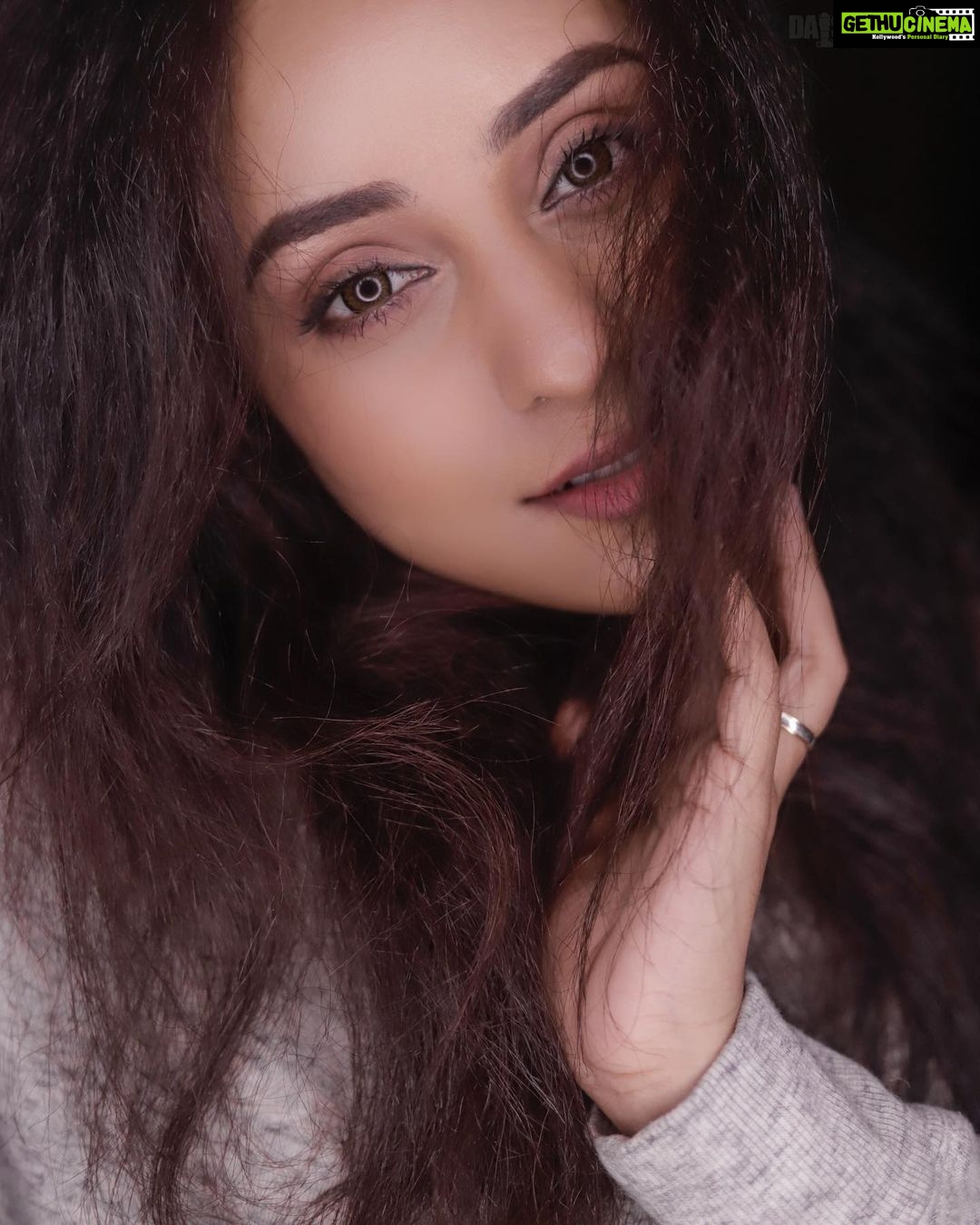 Pearle Maaney Instagram - In a big world.. I’m just a small Dot with Big Dreams🌸😋 . . . @_daisydavid_ @daisydavidphotography . #pearlemaaney #messyhair #curlyhair #bollywood