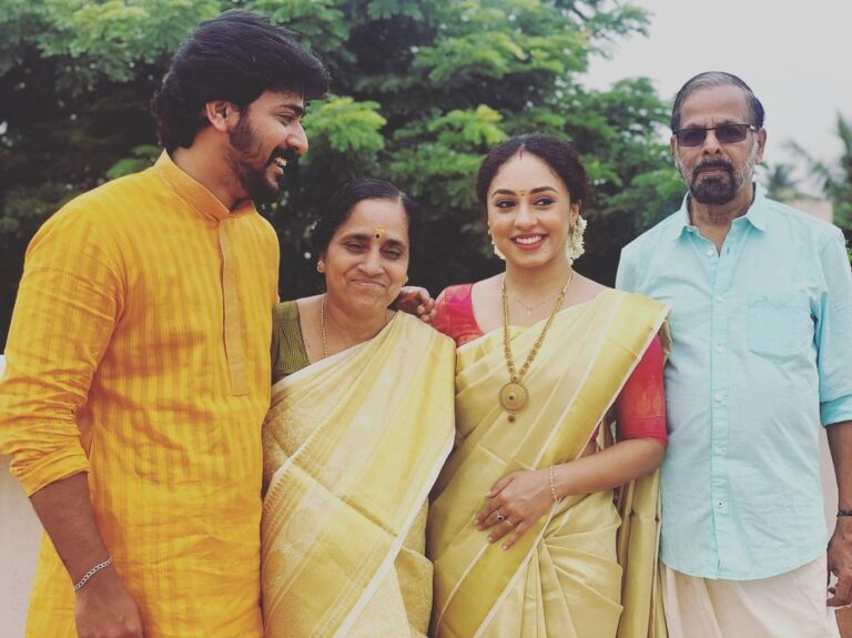 Pearle Maaney Instagram - Our Simple Onam. First Onam after marriage with Amma and Achan. @srinish_aravind #chennai #onam2019