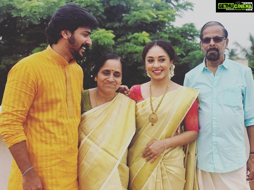 Pearle Maaney Instagram - Our Simple Onam. First Onam after marriage with Amma and Achan. @srinish_aravind #chennai #onam2019