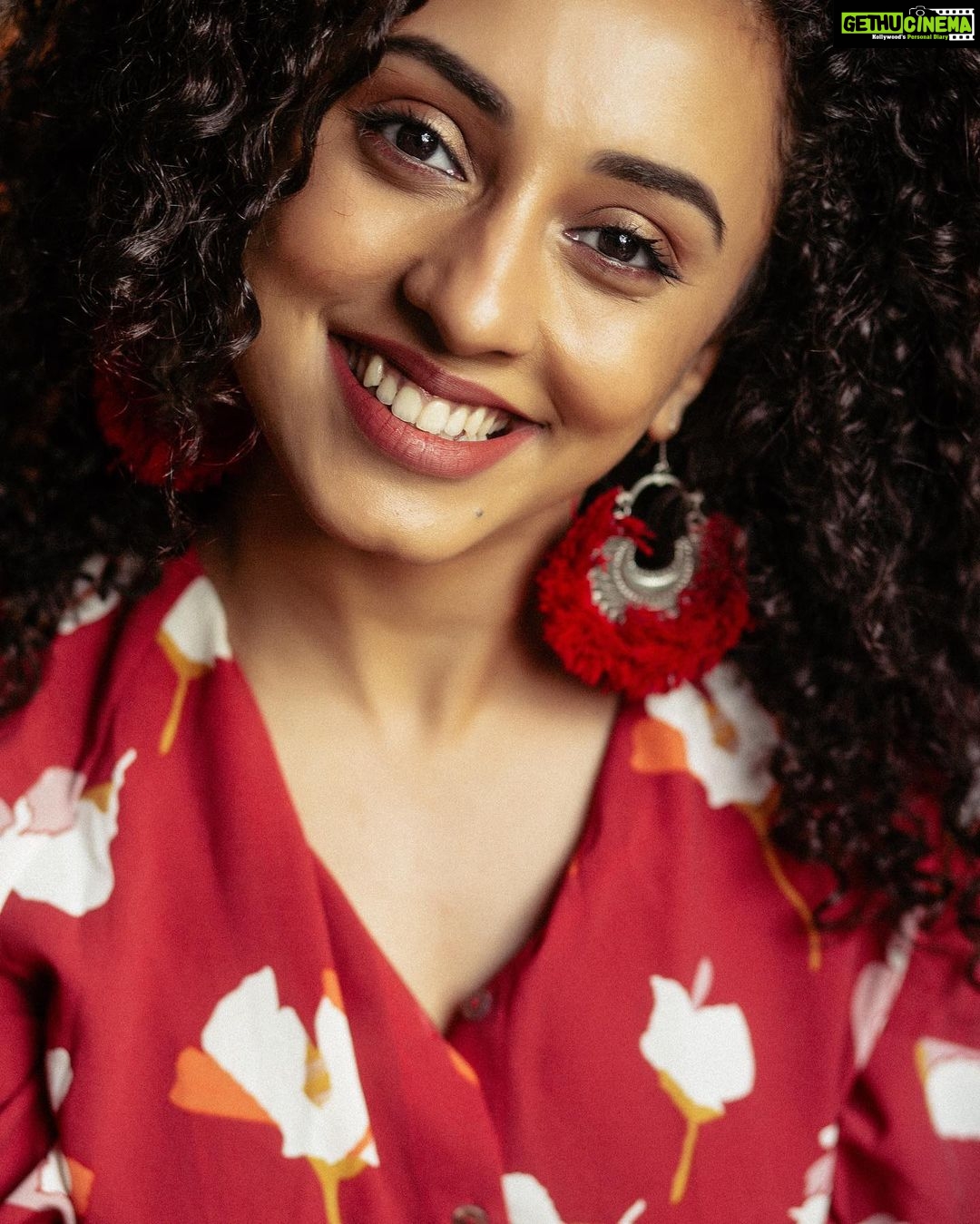 Pearle Maaney Instagram - Be happy... think of 10 of your blessings... be thankful for it.. and as a result... u will be happy 😋❤️ . . . @clintsoman click @adampallil styling