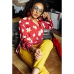 Pearle Maaney Instagram - If they don’t let u sit on the chair... then lie down on the floor like a boss! Don’t show the Chammal on ur face... also Cry later in the bathroom.🤪 . . Click @clintsoman Styling @adampallil