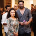Pearle Maaney Instagram - With Bahubali !!! ☺️ he is tall yet grounded... such a humble human being 🌸 Wishing the best for “Sahoo” releasing on 29th.. @actorprabhas . Click @vivek_subramanian_photography . . #sahoo #prabhas #pearlemaaney #kochi