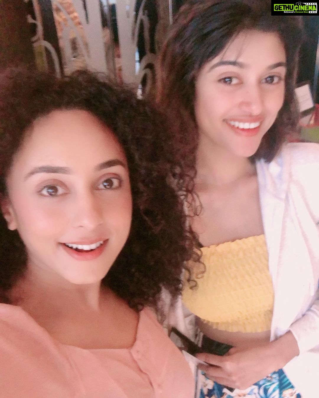Pearle Maaney Instagram - Boss women πΈπ @oviyaahelenofficial #biggbosstamil