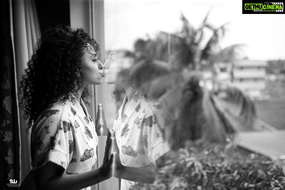 Pearle Maaney Instagram - Love Yourself... 🌸 😋 Because You know how beautiful you are inside ❤️ . . . @shabeerzyed_photographer #selflove #pearlemaaney