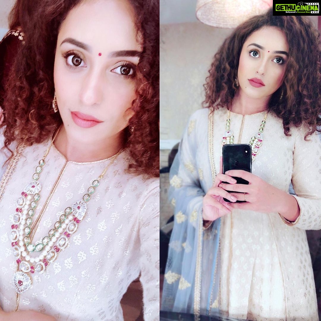 Pearle Maaney Instagram - Get up. Dress up. Show up! 😋🌸 . . . Wearing @shemyofficial #indianFashion #ethnic #salwar