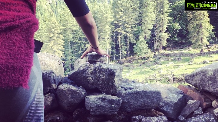 Pearle Maaney Instagram - When someone throws a stone at you... do this and say “thank you!” 🤗😋 🤪🤪 Himalayan Vlog part 2 will be uploaded tomorrow at 10 am... do watch it🌸 Shot by @srinish_aravind and me Edited by me 🤓 Himalayas