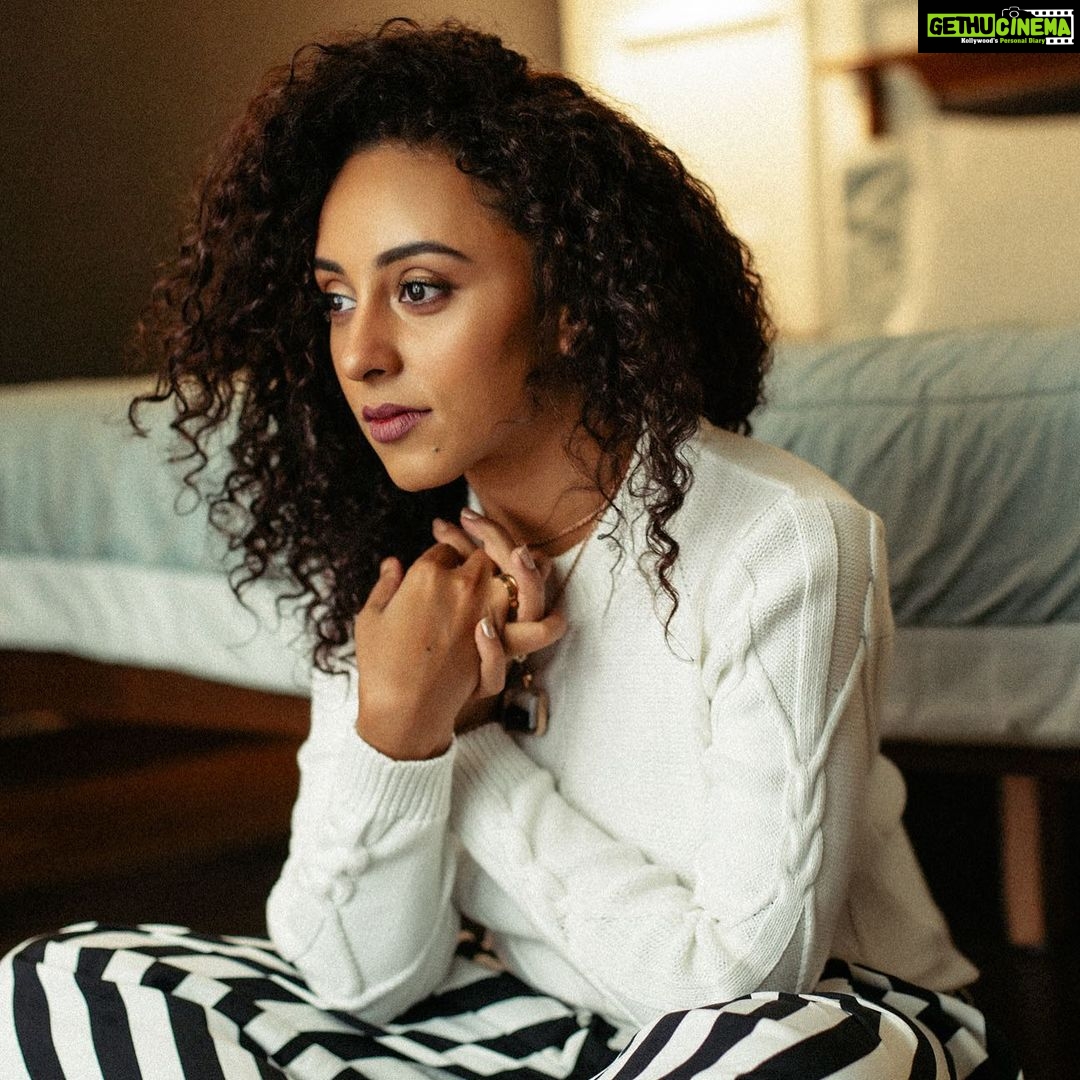 Pearle Maaney Instagram - “Avastha of My Fingers” after editing the Vlog. 😏 @srinish_aravind ithokke enthu! 🤪 . . @clintsoman click Styling @adampallil