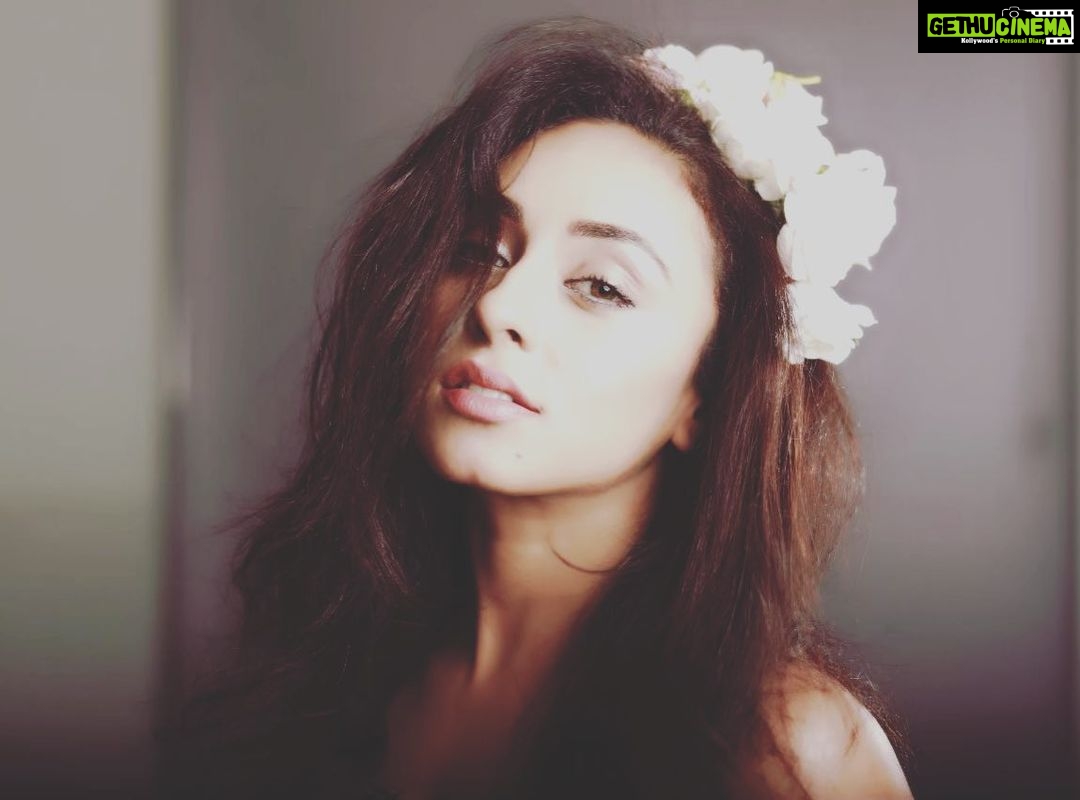 Pearle Maaney Instagram - βSHE was once a tiny Bud. Now... slowly spreading her petals wide open... taking in the sun and the goodness In... letting her secret colours out... Her patterns Impeccably imperfect... smell that makes the tender souls swoon.. Making friends with butterflies and bees... Dancing with the breeze that caressed her open... she gracefully floats through every stage of her life.β -Pearle πΈπΈπΈπ¦π¦π¦ . . . . Click @seny_p_arukattu MAU @shoshanks_makeup