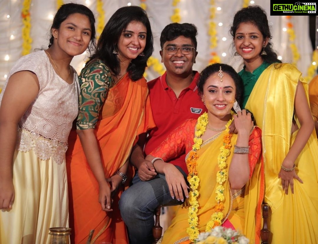 Pearle Maaney Instagram - Grew up with them... since I belong to a joint family, and each one of them play a beautiful & important role in my life.. @sharathdavis my Little brother who always makes sure I’m happy.. every time I’m low he cracks a sad joke to make me laugh and he is my creative partner... every time I want to do something new I consult him and he executes everything for me ❤️ the director of “Pearlish” 🤗 ..... @shradha_davis my baby sister... her innocence and intelligence is an unusual blend which is hard to find in this world.... she loves unconditionally and she knows I love her more 😘 @rinita_davis my most talented sister... her voice always adds joy to everyone around her and her simple nature is what makes her unique...I’ve a lot of things planned for her future and you will all see her at the top! 😍@sneha_stars she is my niece and bestie... one year back... she accidentally read my diary and she said to me “don’t worry.. you will find your man soon and he will love you the way you dream of” her words have come true❤️😘🧿