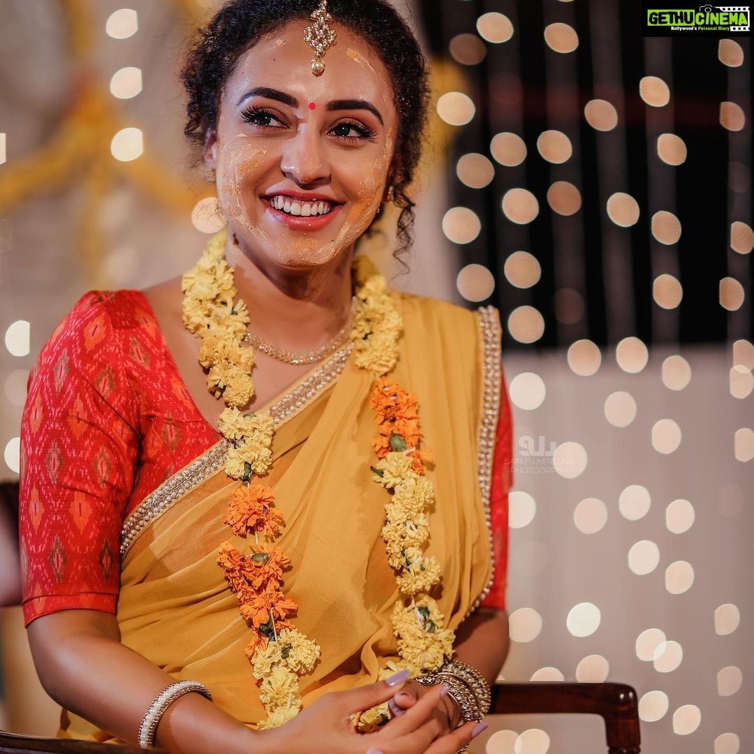 Pearle Maaney Instagram - Moments like these... heart is full of Love and Happiness ❤️ . . . . #pearlishwedding #homefunction #madhuramveppu