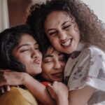 Pearle Maaney Instagram - This is how I hug all my dear ones. Real tight ❤️ 🤗🥰 @samyuktahornad @paro_nair @zehera_cimi XOXO #friendslikefamily . . . @sainu_whiteline click