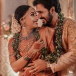 Pearle Maaney Instagram - The way he looks at me 🙈❤️ @srinish_aravind I love you!! . . . . . . . Click @sainu_whiteline Event @sugarplumclt Saree @milandesignkochi Makeup @renjurenjimar Srini’s kurta @daavanidesigns Jewelry @sangeetha916gold Mehandi @nizanmehandydesigns