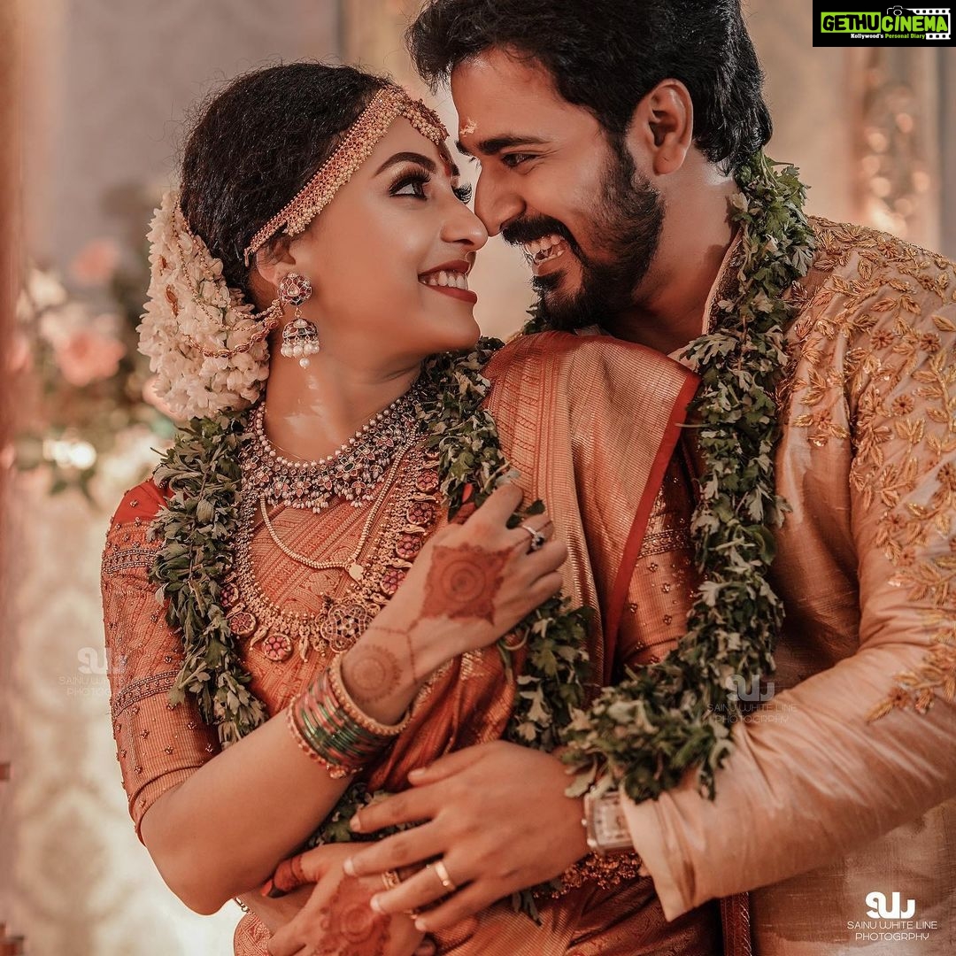 Pearle Maaney Instagram - The way he looks at me 🙈❤️ @srinish_aravind I love you!! . . . . . . . Click @sainu_whiteline Event @sugarplumclt Saree @milandesignkochi Makeup @renjurenjimar Srini’s kurta @daavanidesigns Jewelry @sangeetha916gold Mehandi @nizanmehandydesigns