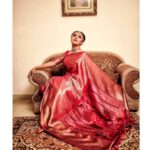 Pearle Maaney Instagram - A special saree for our Special day. @srinish_aravind . . . Saree from @milandesignkochi Chilli red kanchivaram saree... with our picture handwoven onto the pallu using 10 different coloured threads. It took over a month to finish... yet it’s for a beginning that is to last for eternity❤️ a saree that can be handed over to the next generation🥰 . . Click by @weddingbellsphotography Make up @renjurenjimar