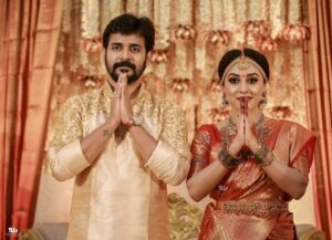 Pearle Maaney Instagram - Blessed🌸 @srinish_aravind . . . . . . Click @sainu_whiteline Event @sugarplumclt Saree by @milandesignkochi Make up @renjurenjimar Jewelry @sangeetha916gold Srini’s kurta @daavanidesigns Mehandi @nizanmehandydesigns