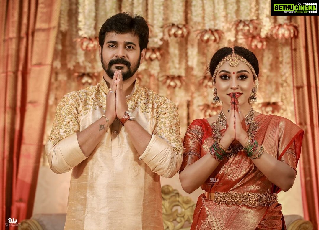 Pearle Maaney Instagram - Blessed🌸 @srinish_aravind . . . . . . Click @sainu_whiteline Event @sugarplumclt Saree by @milandesignkochi Make up @renjurenjimar Jewelry @sangeetha916gold Srini’s kurta @daavanidesigns Mehandi @nizanmehandydesigns