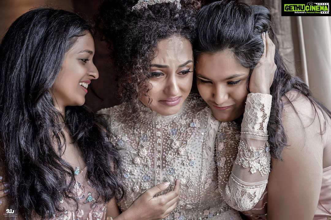 Pearle Maaney Instagram - Leaving home... starting a new chapter... tears of joy. With my babies... @rinita_davis & @sneha_stars . . Click @sainu_whiteline Gown @labelmdesigners Events @eventiaevents