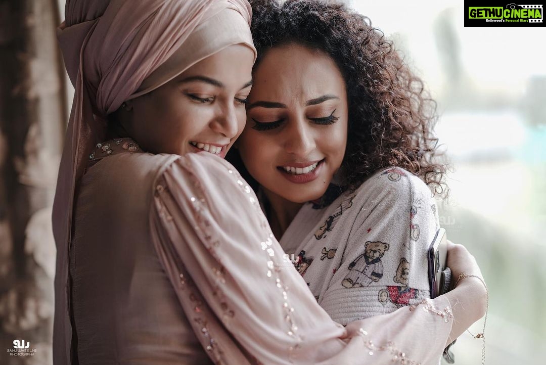 Pearle Maaney Instagram - This is how I hug all my dear ones. Real tight ❤️ 🤗🥰 @samyuktahornad @paro_nair @zehera_cimi XOXO #friendslikefamily . . . @sainu_whiteline click