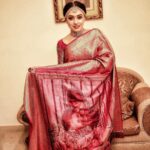 Pearle Maaney Instagram - A special saree for our Special day. @srinish_aravind . . . Saree from @milandesignkochi Chilli red kanchivaram saree... with our picture handwoven onto the pallu using 10 different coloured threads. It took over a month to finish... yet it’s for a beginning that is to last for eternity❤️ a saree that can be handed over to the next generation🥰 . . Click by @weddingbellsphotography Make up @renjurenjimar