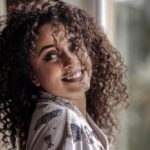 Pearle Maaney Instagram - Leaving home... starting a new chapter... tears of joy. With my babies... @rinita_davis & @sneha_stars . . Click @sainu_whiteline Gown @labelmdesigners Events @eventiaevents