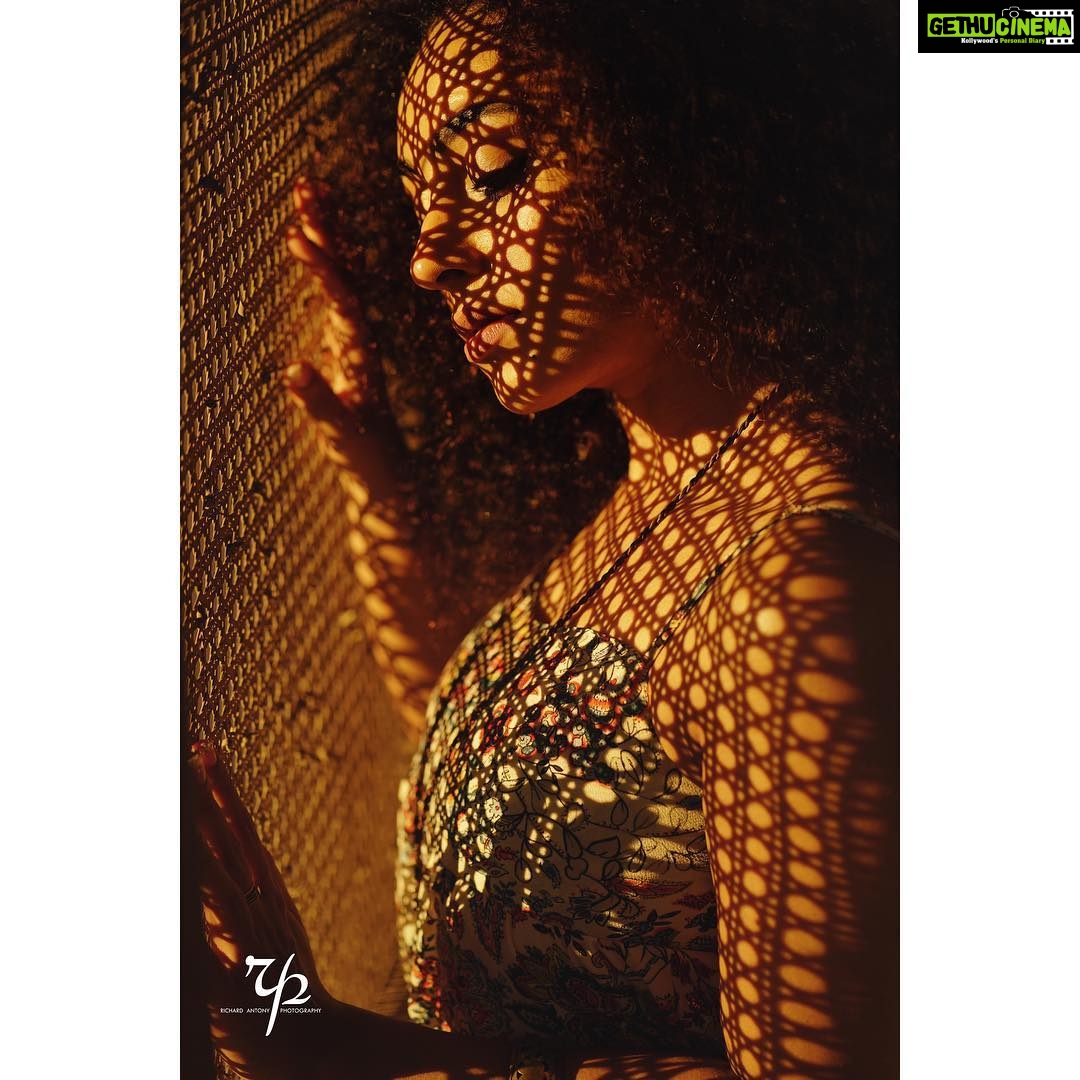 Pearle Maaney Instagram - When you use too much Inter-Net 🤓... This happens 🤪 . . . Playing with lights and Textures. @richard_antony_ click 🌸