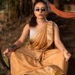 Pearle Maaney Instagram - When I meditate... I feel happy... Well in this case... I felt too happy 😋🌸 Swipe Left ◀️ . . . Click @daisydavidphotography @_daisydavid_ Saree @rae_design_ Stylist @ashif_marakkar