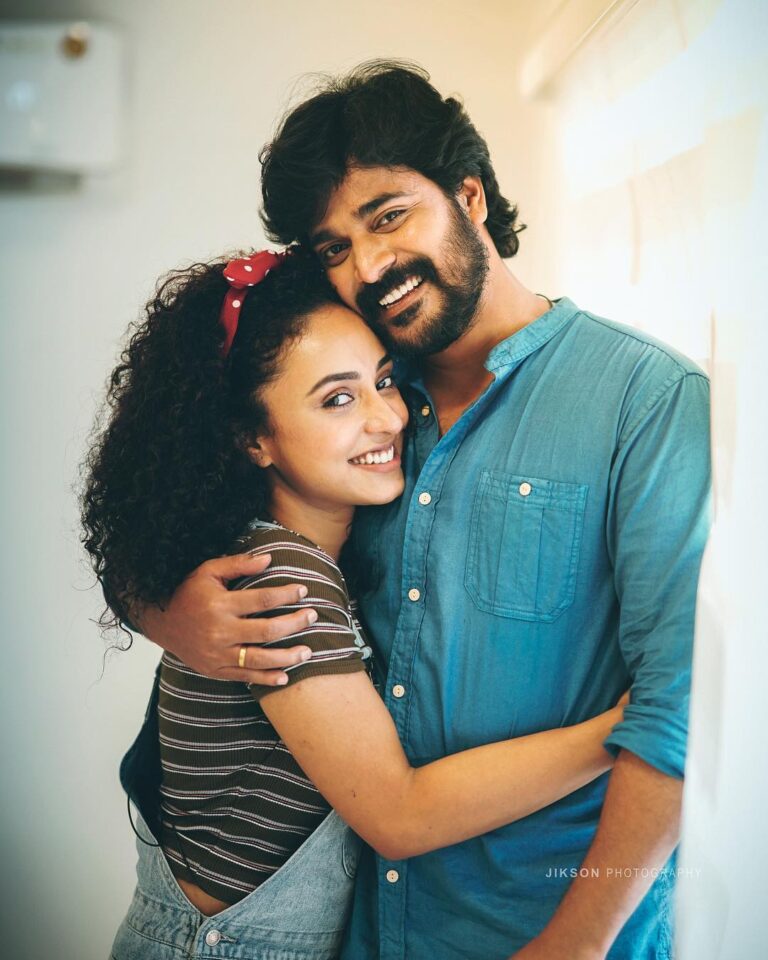 Pearle Maaney Instagram - Happy Vishu everybody!!! ❤️🤗 Stay happy ... Stay Blessed. We Love you!!! - From @srinish_aravind and Me 🌸🌸🌸😋 ❤️❤️❤️❤️ #19 more days to go 🙈🧿 . . @jiksonphotography @thestudioloc