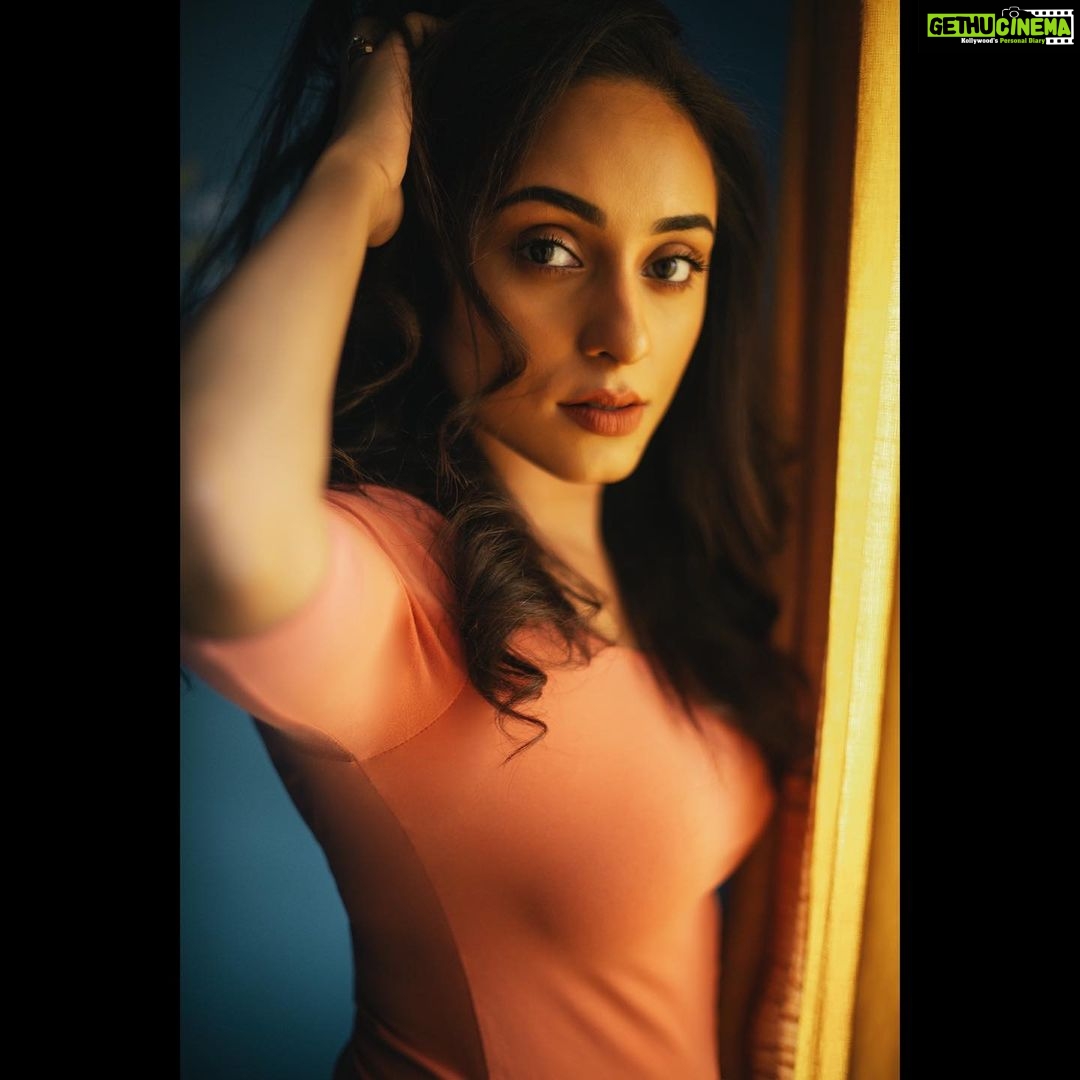 Pearle Maaney Instagram - If You are feeling Low… Understand that you are not alone… a lot of people are feeling low right now.. this very moment. But what makes you strong is the fact that you are not ready to stay low… you are going to push yourself out of that feeling by looking at all the blessings that you have, by feeling grateful and by just Getting Up ! Literally throw your hands up in the air and smile! Be ready to receive all the great things that are floating around you. We all ASK… but sometimes we Forget to Receive. Some of us are always in the State of “ASK” …We need to make time for the “Receiving” State of Mind As Well. It’s the Beginning of Belief. When you believe that your swiggy order is on the way then you just relax till it arrives ready to receive. You don’t keep calling the delivery guy. Just like that… when you really really believe in the universe. You will Ask Once… and then just be ready to receive. Someone who Receives is filled with ‘Gratitude’. So start feeling grateful for what you are about to receive. I hope I made sense. 😃 This is something that I’ve been practising a lot over the years. SO WHAT IVE WRITTEN IS FROM MY HEART. #YouAreWhatYouThInk