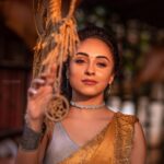 Pearle Maaney Instagram - “That wonderful moment when you realise... God has a beautiful plan for you and All you need to do is Go with the Flow... accept the Ups and Downs.. coz it’s all part of the Journey... that’s Happiness 🌸❤️ Believe in Yourself.... And You will feel Relaxed.” Peace Love and Music to All 🙂 . . Click @_daisydavid_ @daisydavidphotography Saree @rae_design_ Styling @ashif_marakkar
