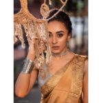 Pearle Maaney Instagram - Every Diamond is Just a Stone... Until it’s Carved. Believe... You are Precious 💎 😊 . . . . Click @daisydavidphotography @_daisydavid_ Saree by @rae_design_ Styling @ashif_marakkar Makeup : Myself🌸 #sareeLove