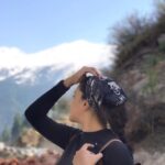 Pearle Maaney Instagram - Blessed to be Living this Beautiful Life. 😃🤩 Thank You God for letting me experience the wonders of Nature ❤️🌸 Always Count Your blessings... You are Lucky 🍀 ☺️ I love You All... be happy and Smile😋 okay. #tosh #Kasol #himalayas #tbp Tosh Valley, Himachal Pradesh