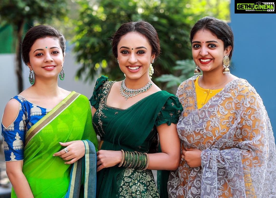 Pearle Maaney Instagram - Time for a chinna Throwback 😋 My sisters... who’ve been always with me... rachelmaaney @shradha_davis . . #engagementday 📸 @sainu_whiteline Outfit by my dear @labelmdesigners Makeup by @sebastian.miranda.3998 Hair @sudhiar991