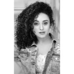 Pearle Maaney Instagram - 🌸 It all started with Black and White... . . . . Click @anwarpattambiphotography Jacket @jishadshamsudeen