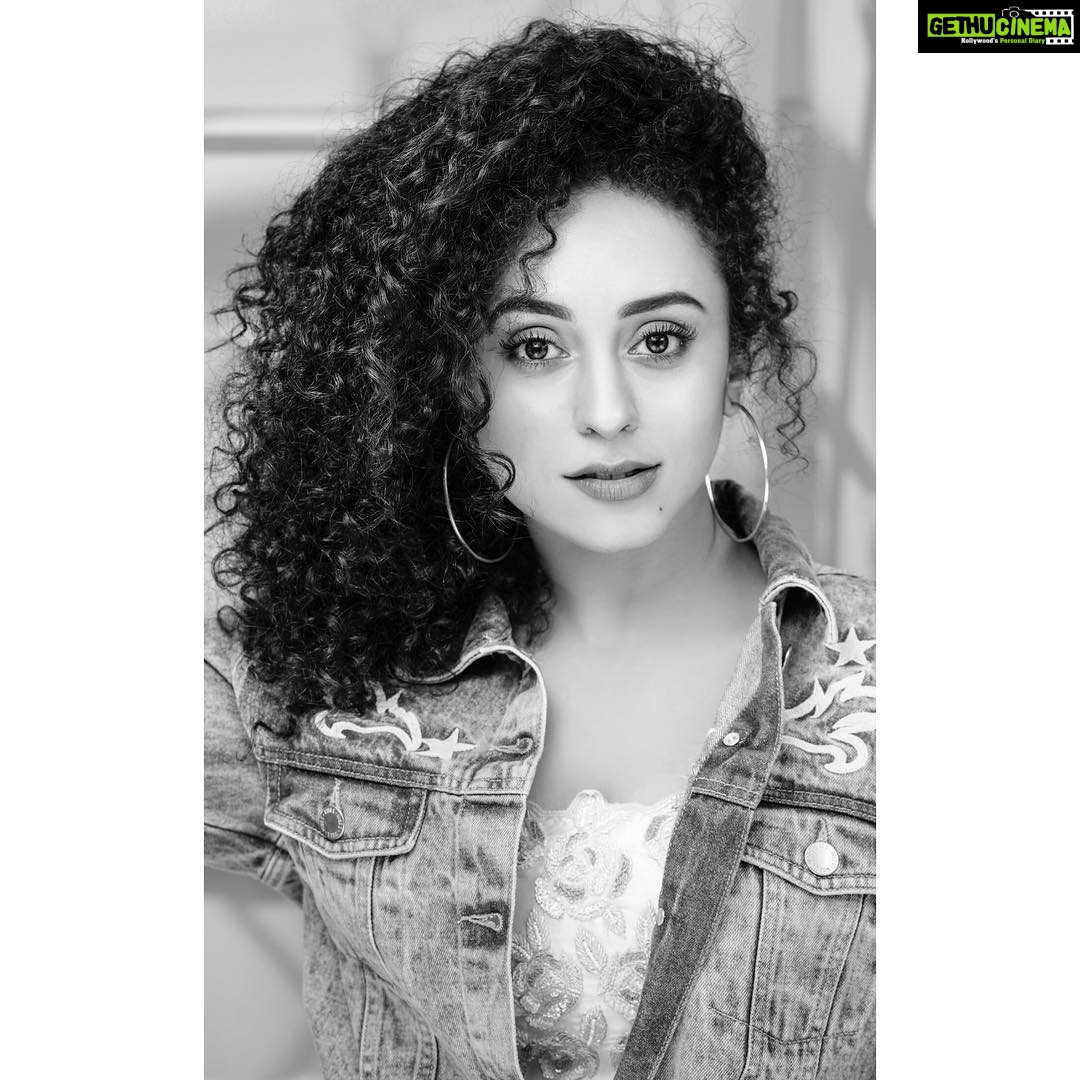 Pearle Maaney Instagram - 🌸 It all started with Black and White... . . . . Click @anwarpattambiphotography Jacket @jishadshamsudeen
