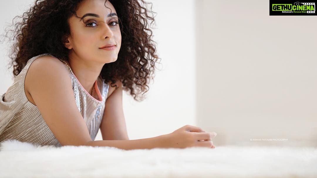 Pearle Maaney Instagram - It’s all in the Mind. Opportunities and Obstacles. Teach yourself to see Opportunities ❤️ . . @anwarpattambiphotography Outfit @rosstoryofficial