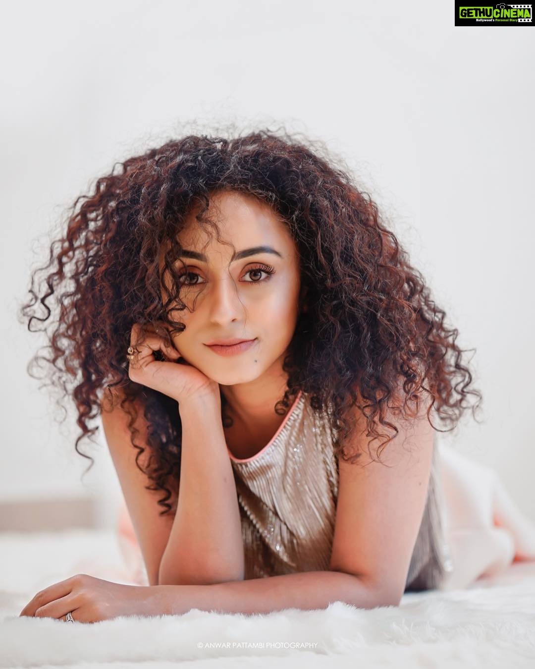 Pearle Maaney Instagram - I dint have a choice of being born a woman or a man... but I had the choice of being a “Strong” Woman! And I’m proud of my Choice❤️ Happy Women’s Day 🤗 . . @anwarpattambiphotography Wearing @rosstoryofficial