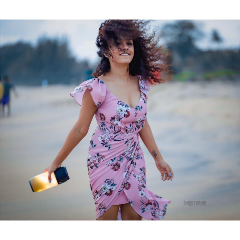 Pearle Maaney Instagram - Sand in the Hair... salty wind... but all we have now are the “Sweetest of Memories”🥰 . . “Celebrating the most beautiful decision I’ve ever made... @srinish_aravind ” 😘 . #pearlishbridalshower #pearlishwedding . .🧿 @naarisweddings click