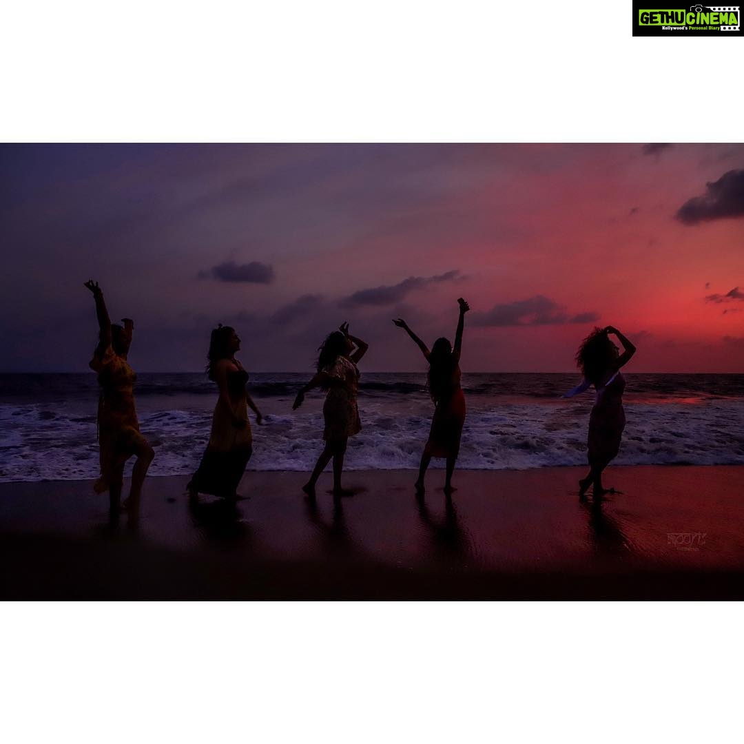 Pearle Maaney Instagram - Sand in the Hair... salty wind... but all we have now are the “Sweetest of Memories”🥰 . . “Celebrating the most beautiful decision I’ve ever made... @srinish_aravind ” 😘 . #pearlishbridalshower #pearlishwedding . .🧿 @naarisweddings click
