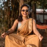 Pearle Maaney Instagram - When I meditate... I feel happy... Well in this case... I felt too happy 😋🌸 Swipe Left ◀️ . . . Click @daisydavidphotography @_daisydavid_ Saree @rae_design_ Stylist @ashif_marakkar
