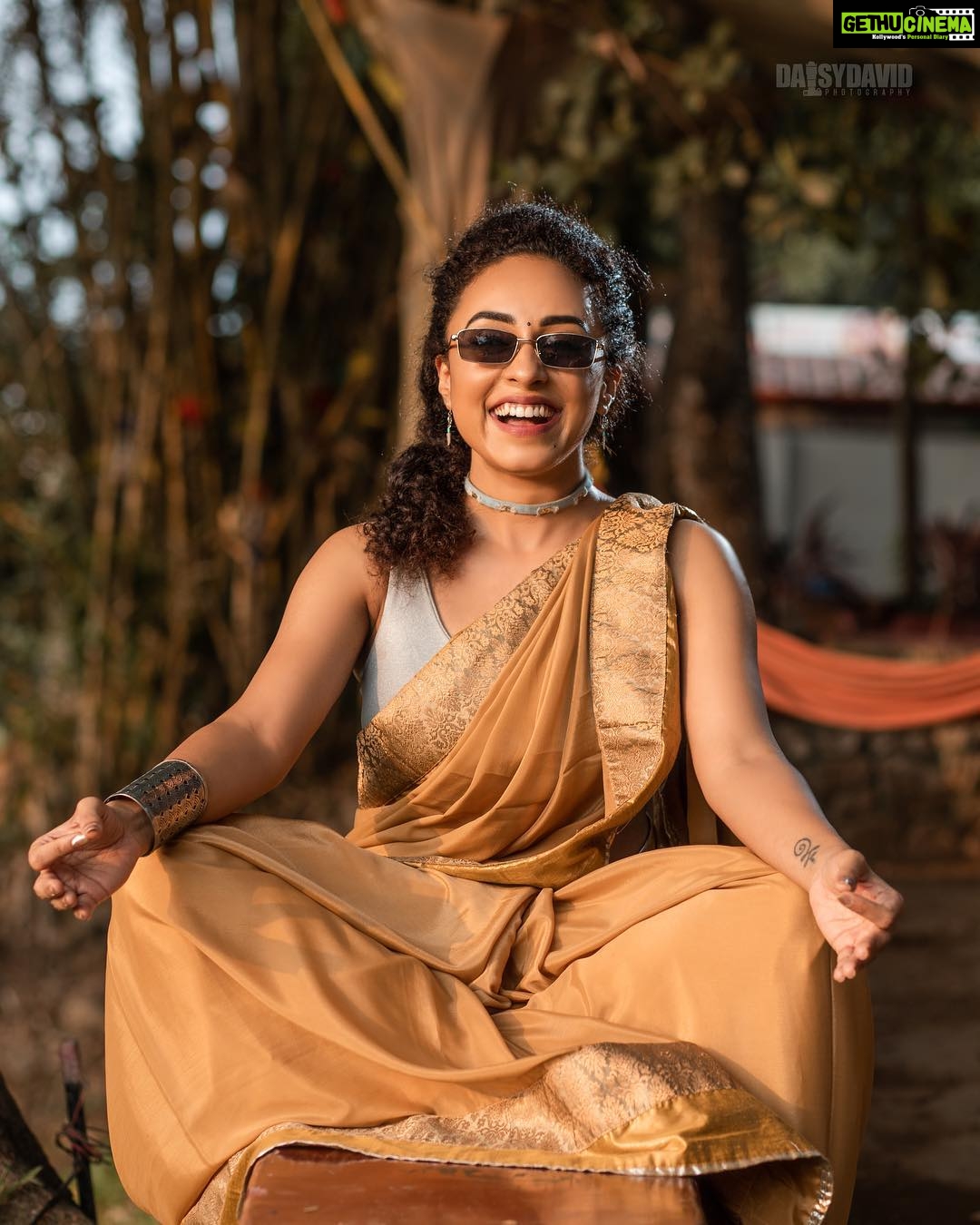 Pearle Maaney Instagram - When I meditate... I feel happy... Well in this case... I felt too happy ππΈ Swipe Left βοΈ . . . Click @daisydavidphotography @_daisydavid_ Saree @rae_design_ Stylist @ashif_marakkar