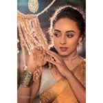 Pearle Maaney Instagram - The way I look at Pizza 🍕 🍕🤩 . . . Click by @_daisydavid_ @daisydavidphotography Saree by @rae_design_ Styled @ashif_marakkar Make up : Myself 🌺