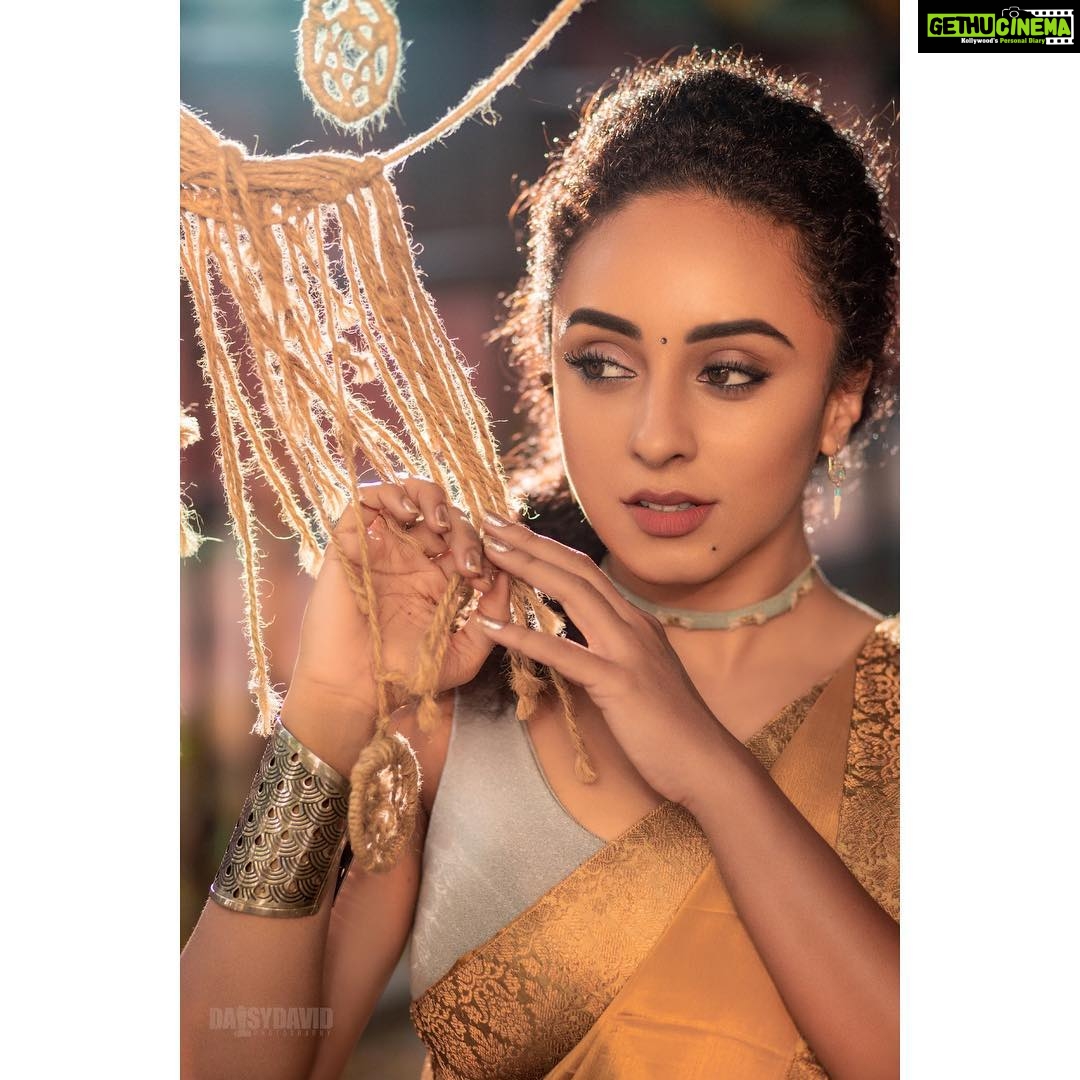 Pearle Maaney Instagram - The way I look at Pizza 🍕 🍕🤩 . . . Click by @_daisydavid_ @daisydavidphotography Saree by @rae_design_ Styled @ashif_marakkar Make up : Myself 🌺