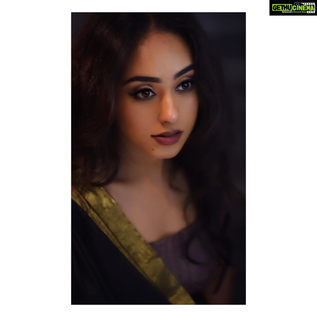 Pearle Maaney Instagram - The life that you are living... you are creating it with your beautiful thoughts.... ❤️ . . stylist/MUAH:@ratikhavenugopal @brideupin sari: @flauntbyratikha cam: matt_atelier