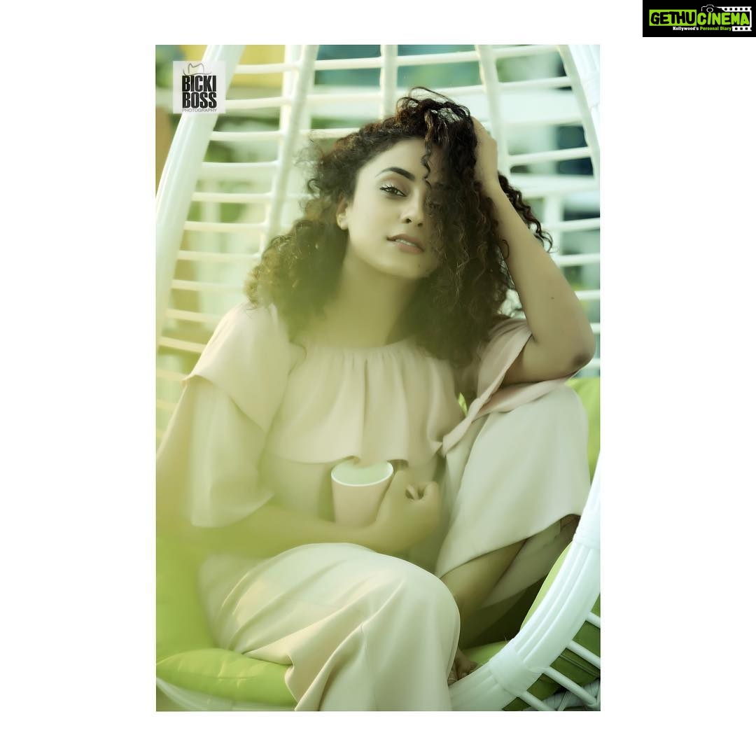 Pearle Maaney Instagram - When Life Gets Rough... sit back .. relax and Say “Bring it On” 😎 #allaPinne😋 Nammaloda kali 😀 . . PC : @bickiboss_insta