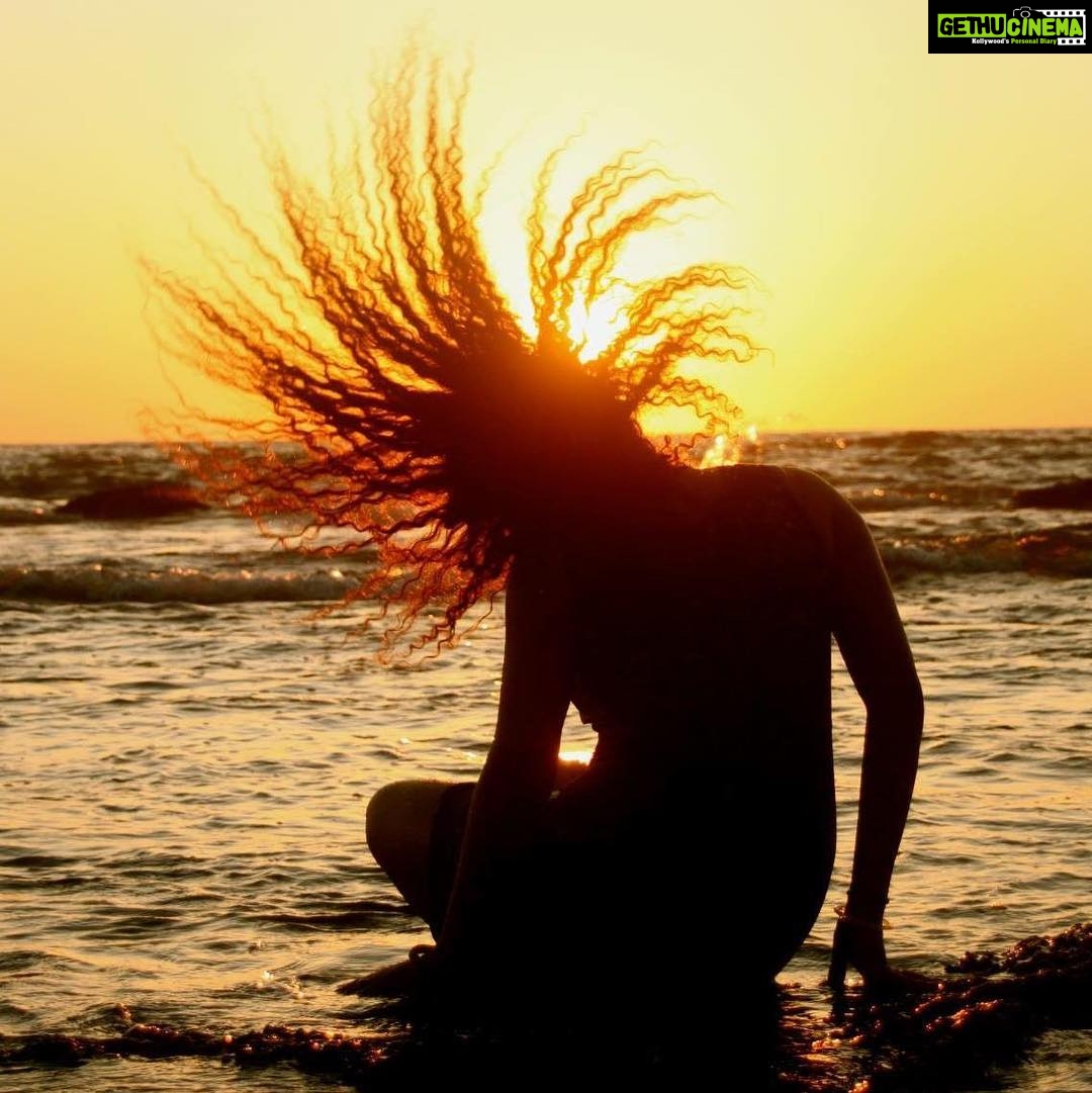 Pearle Maaney Instagram - When curly haired Girls flip hair.... 😀 #Goa #WatchingTheSunset #happyMe