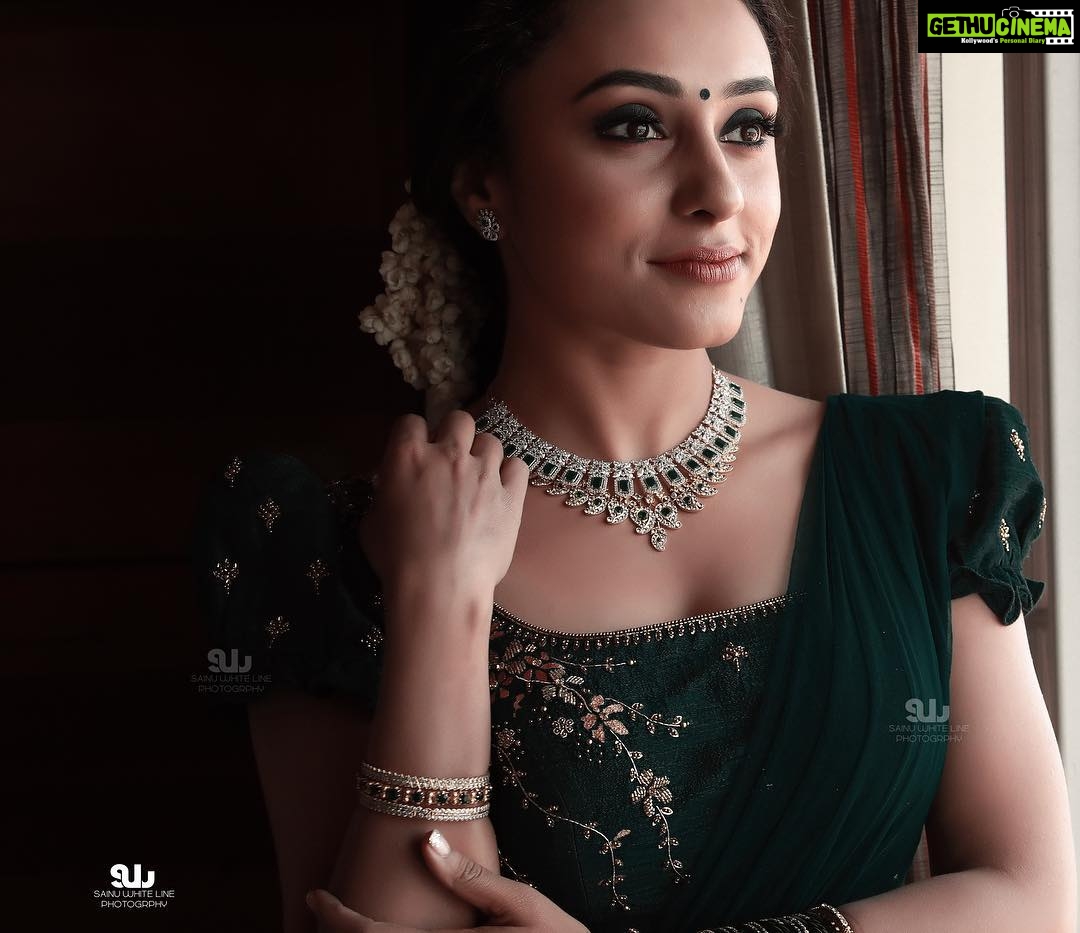 Pearle Maaney Instagram - Miracles happen in everyone’s life... only when they believe in themselves. ❤️ . @srinish_aravind ’s churulamma 😋 . . @sainu_whiteline photography Costume @labelmdesigners Make up @sebastian.miranda.3998 Hair @sudhiar991 Event by @sugarplumclt